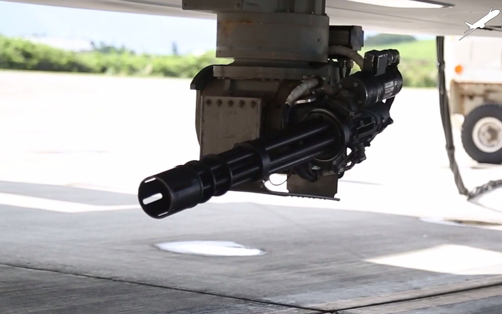 从直升机上射击威力巨大的美国m134迷你炮