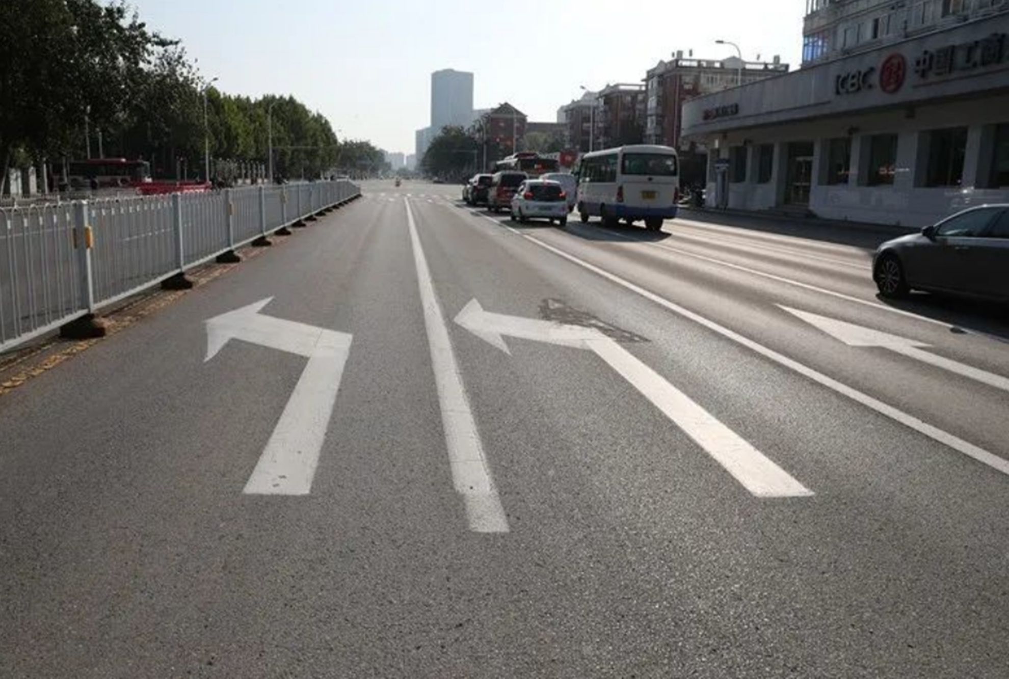 左转弯有两条车道,走哪条才最好?老司机:跟我学,不然容易吃亏