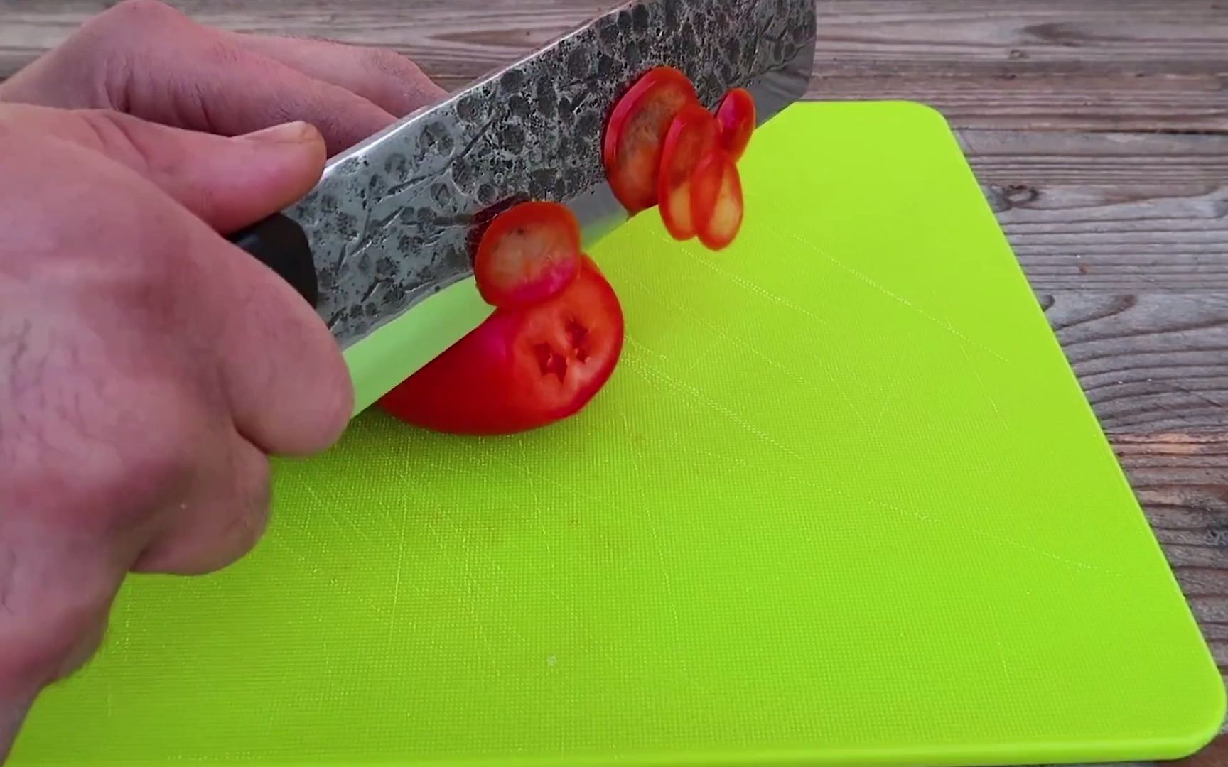 砍瓜切菜,拍蒜剁肉还得是我们中国的菜刀好用,打造中国菜刀!