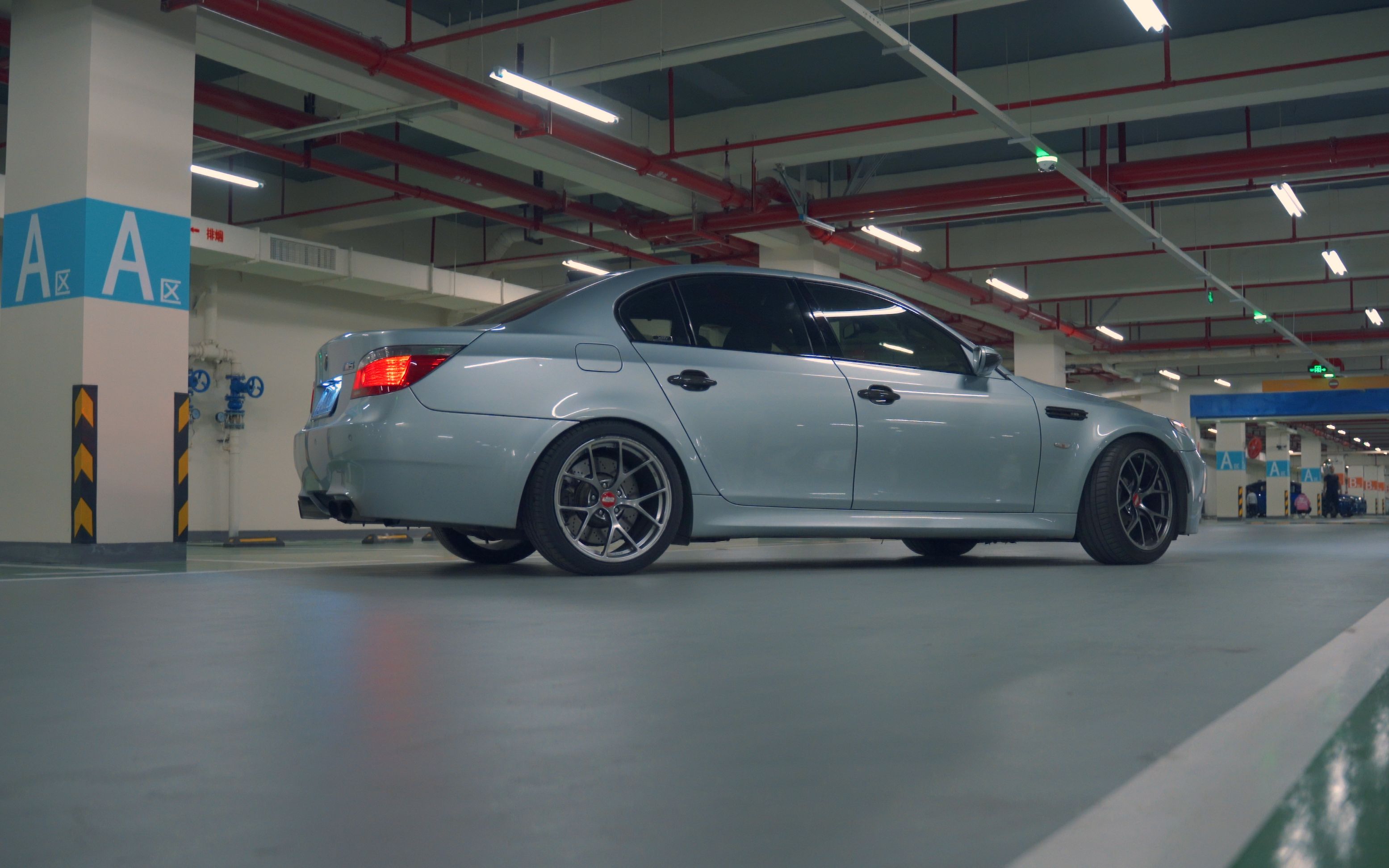 23岁肌肉哥开车不超过3000转却买了v10宝马m5