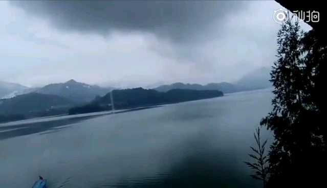 2018年12月11日四川洪雅县瓦屋山下瓦山湖水库水龙卷