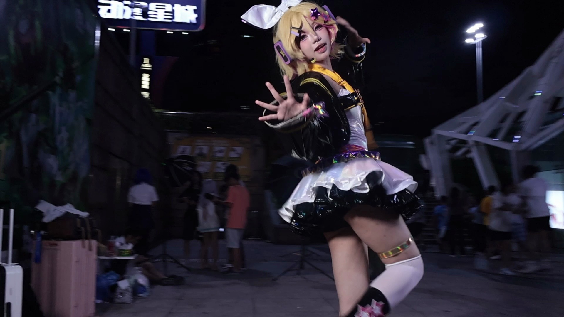 我会在舞台上找到你的 不许东张西望哦?(镜音铃cos)