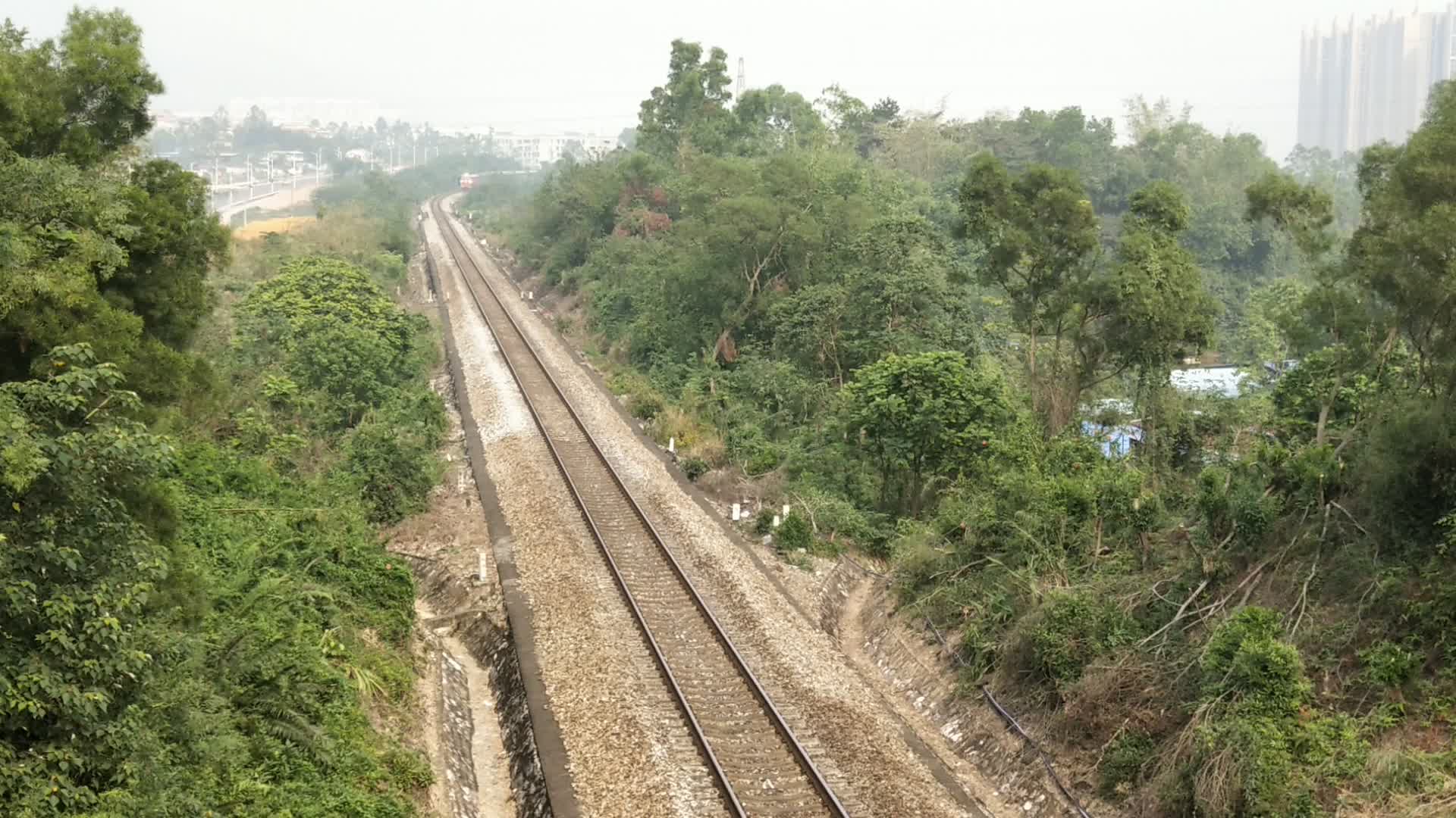 铁路广茂线上的内燃机车广铁广段df4b2310牵引k587次准备进肇庆站