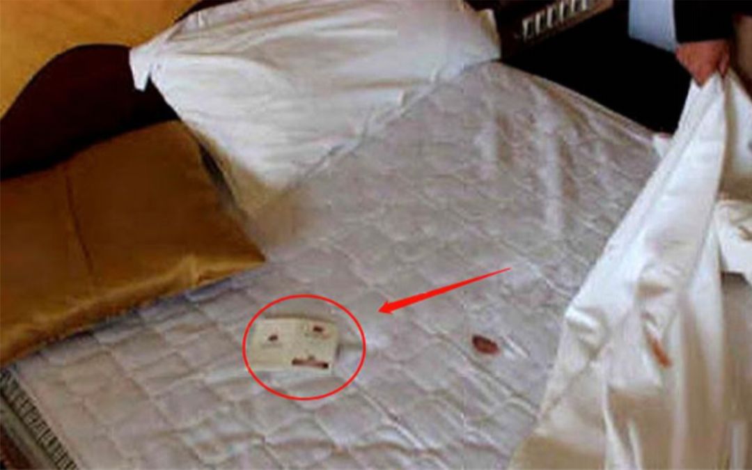 情侣住酒店三天两夜,退房后留下一物,保洁阿姨看后忍不住哭了!