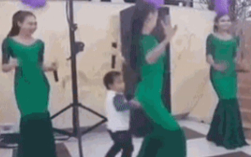 有些东西小孩摸没事,大人这样干就会被抓起来(>)沙雕Funny GIF#23哔哩哔哩bilibili