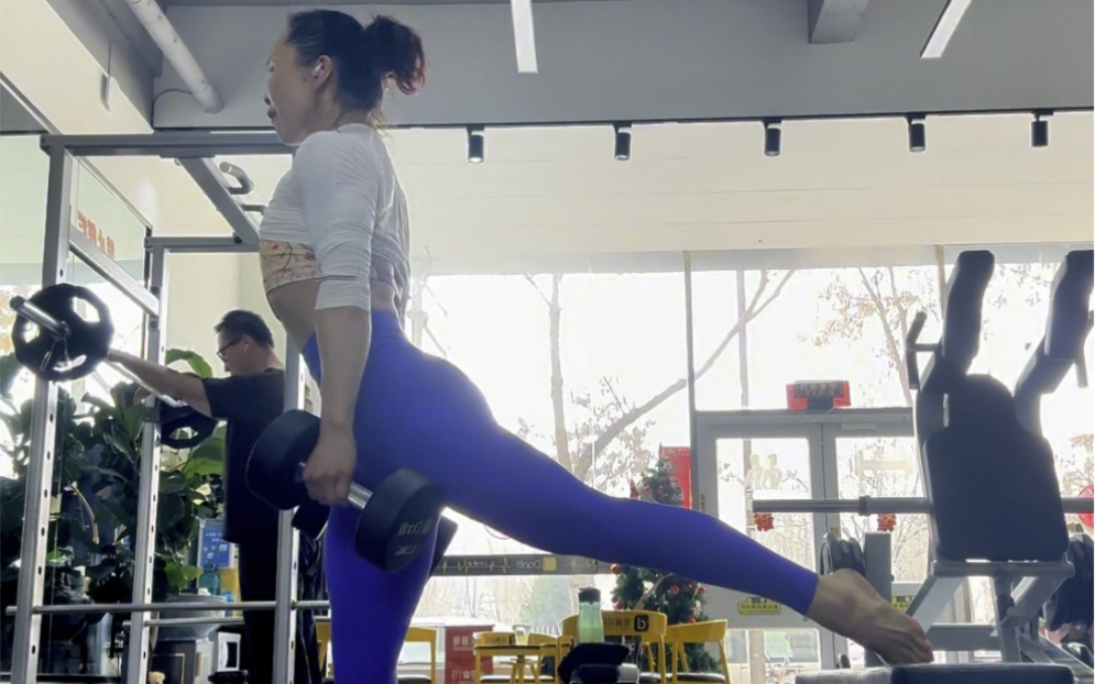 想要轻盈就必须有力量 分腿蹲下肢拉 水个视频