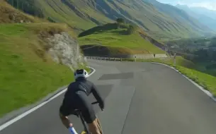 Скачать видео: 在美丽的公路上放坡，这速度我不敢，风景还是不错的