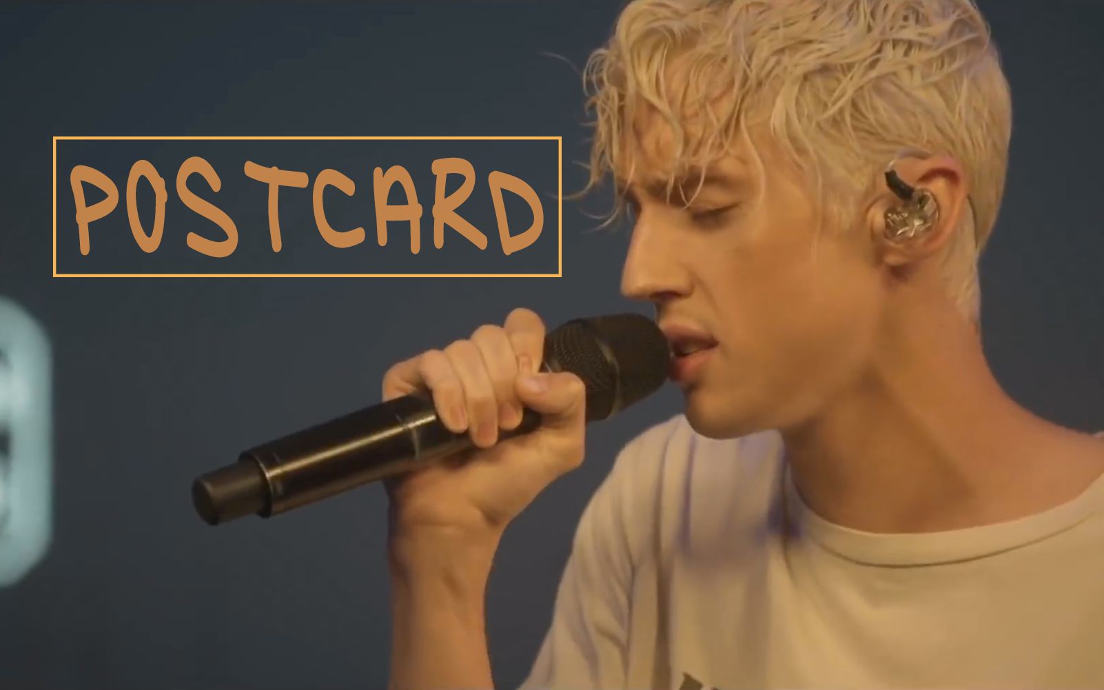 [图]【中英歌词】Troye Sivan - Postcard 现场版~ 黄昏之时/吹着微风/聆听音乐