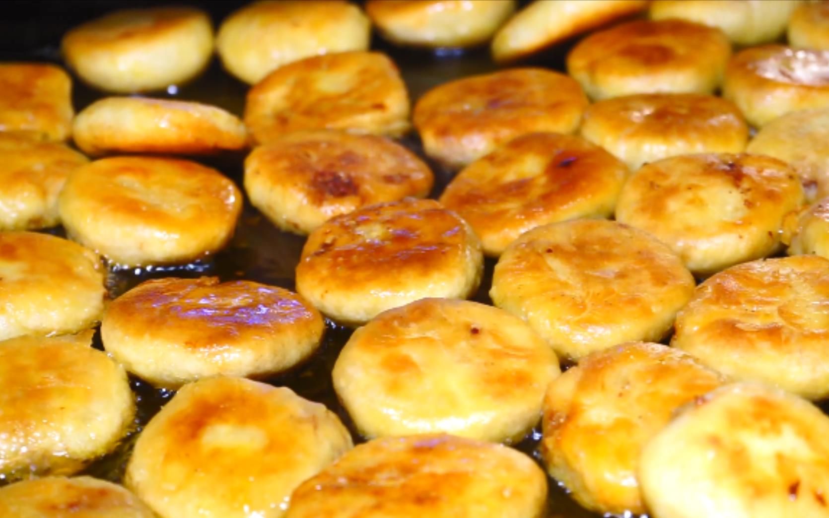 沈阳一家开了20年的火勺店,一天能卖2000个,刚子吃的满嘴是油!