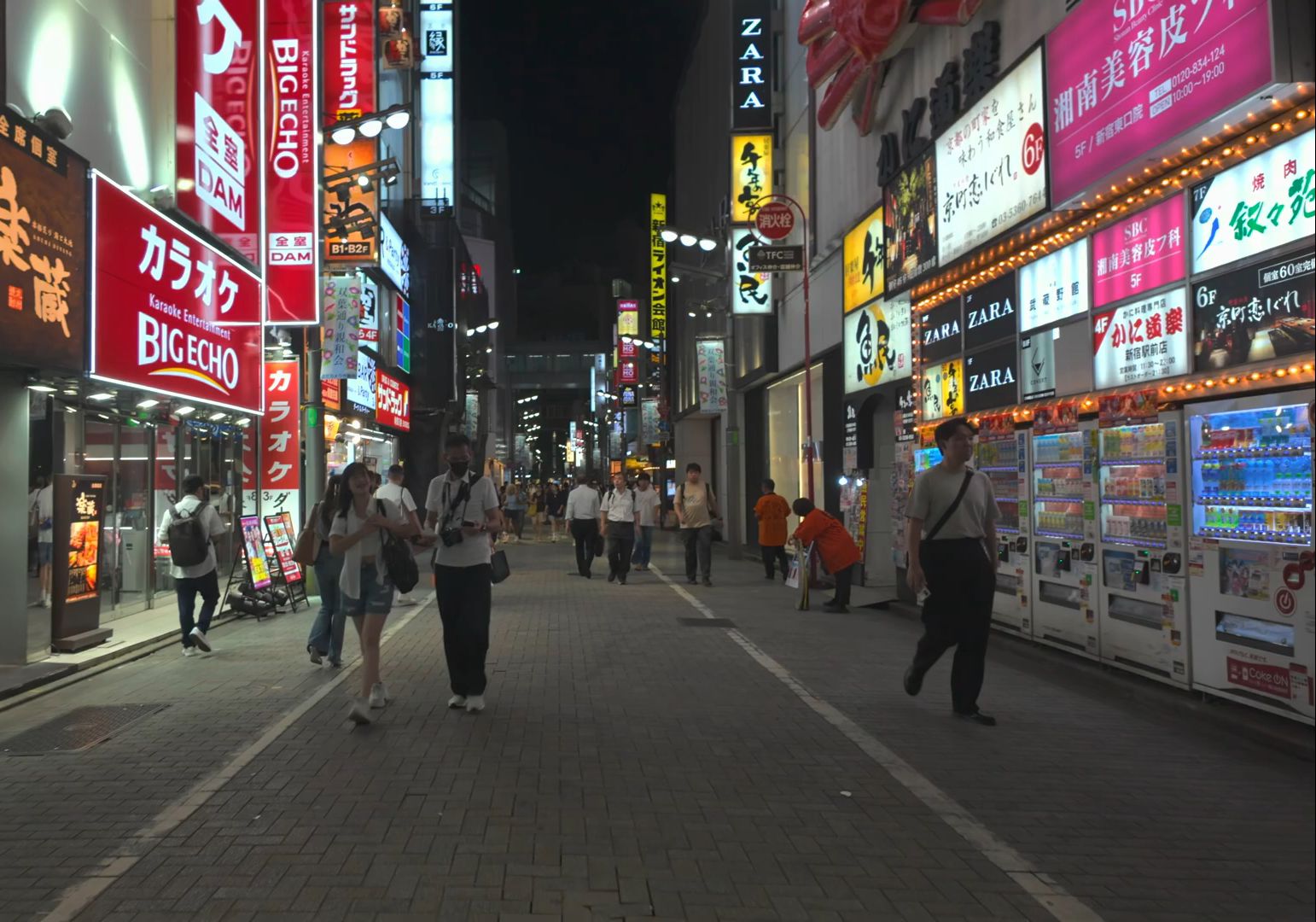 【4K HDR 60fps】日本东京新宿街景,街道干净,人也很多,灯红酒绿的街道给人一种动漫般の熟悉感,原来真实的新宿夜晚是这样的!!!!哔哩哔哩...