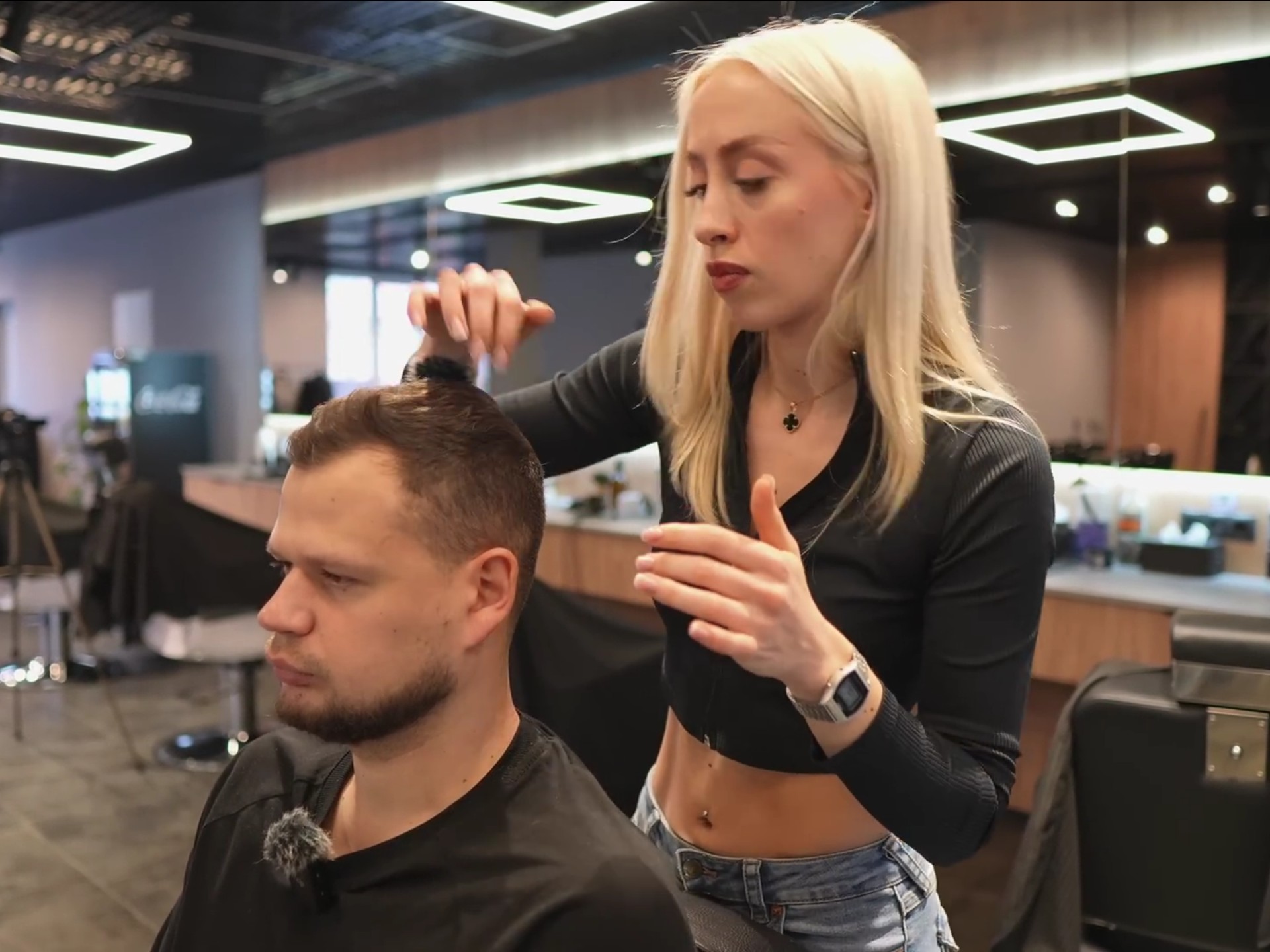 高颜值金发美女发型师完美理发服务