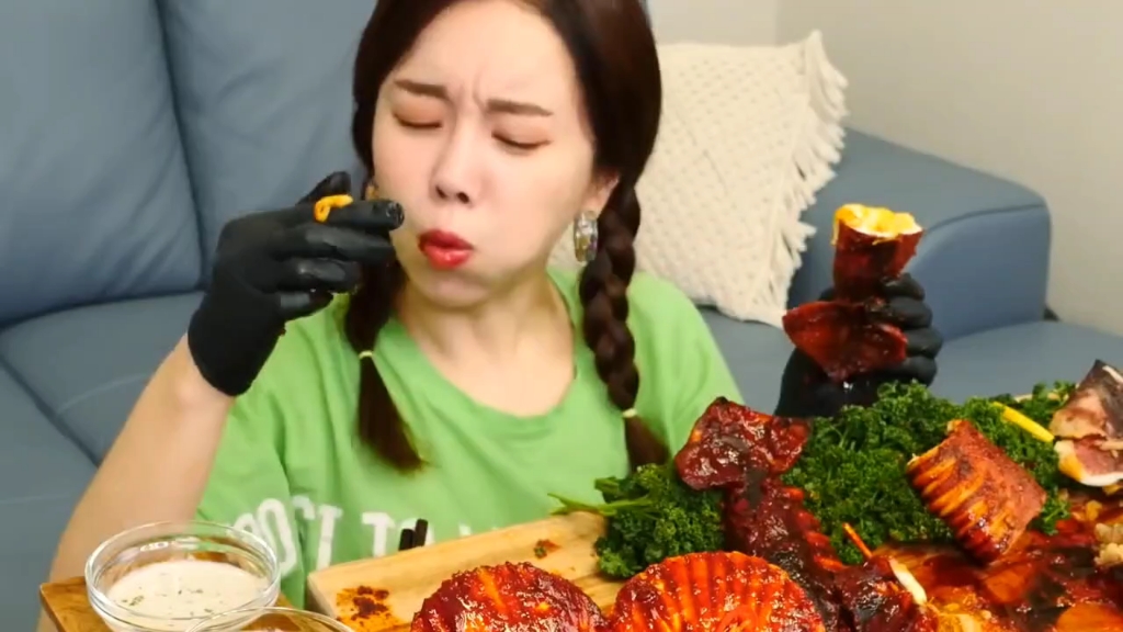 【ssoyoung吃播】素英吃海鲜拼盘,无敌鱿鱼和金针菇扇贝