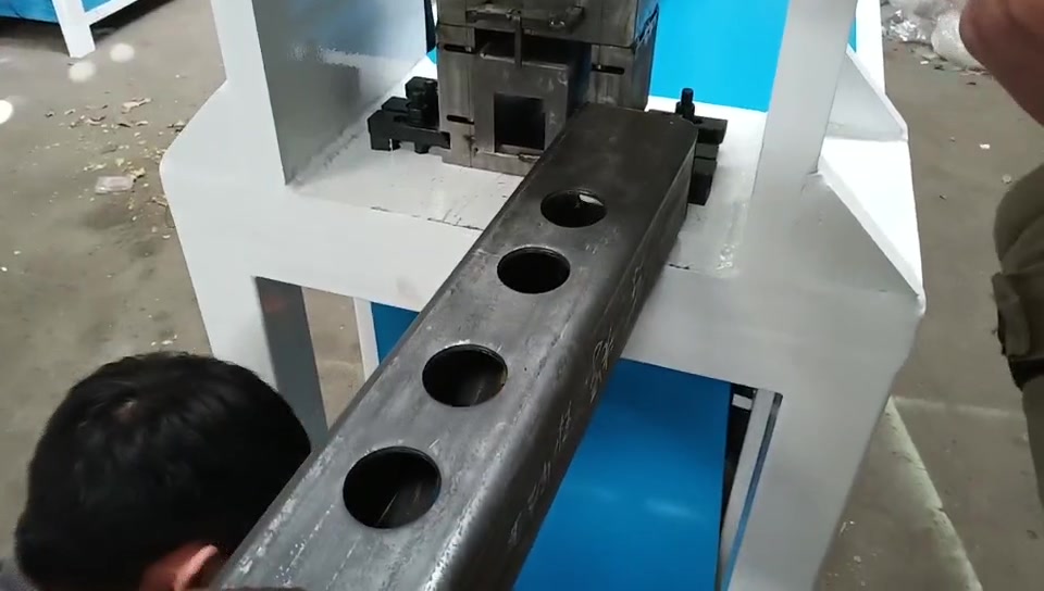 100方通冲孔机 铁方管冲眼 打孔机 爬架钻孔机 液压冲床 重型冲孔机