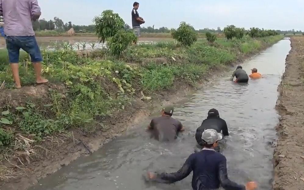 [图]大家有多久没这样下河捉鱼了!