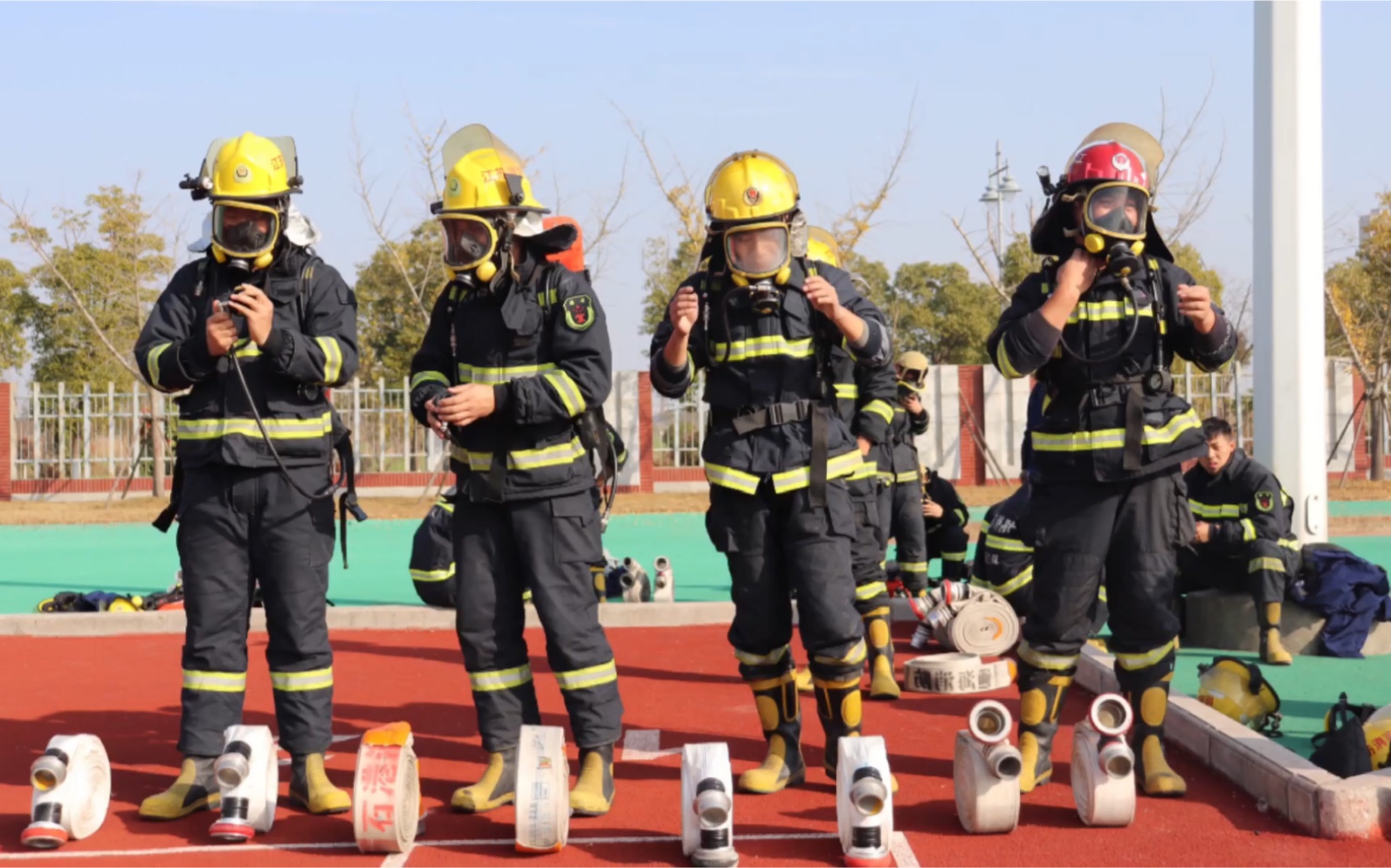 记录消防员日常训练的身影