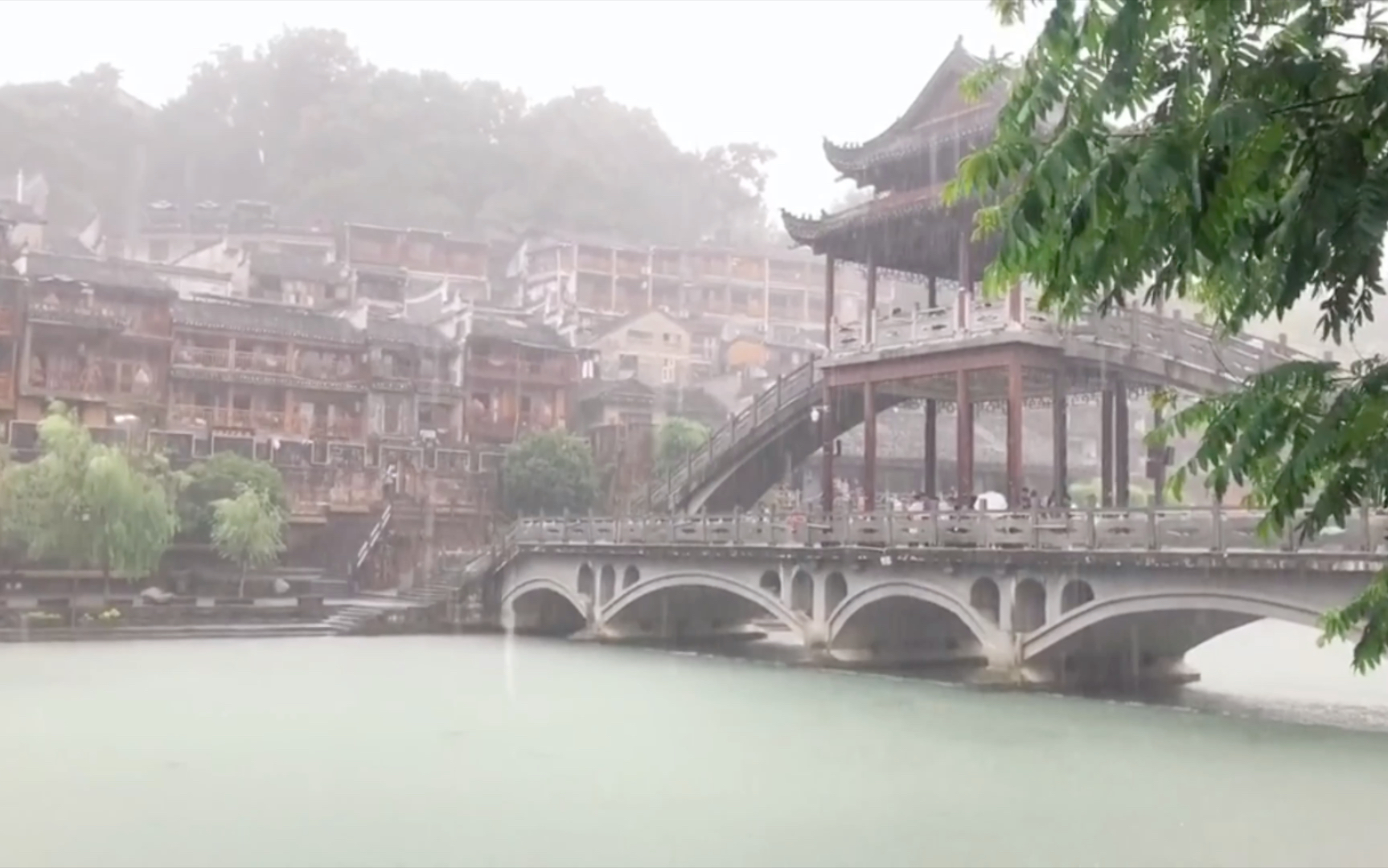 [图]“孤身打马南屏旧桥边过，恰逢山雨来时雾蒙蒙。”