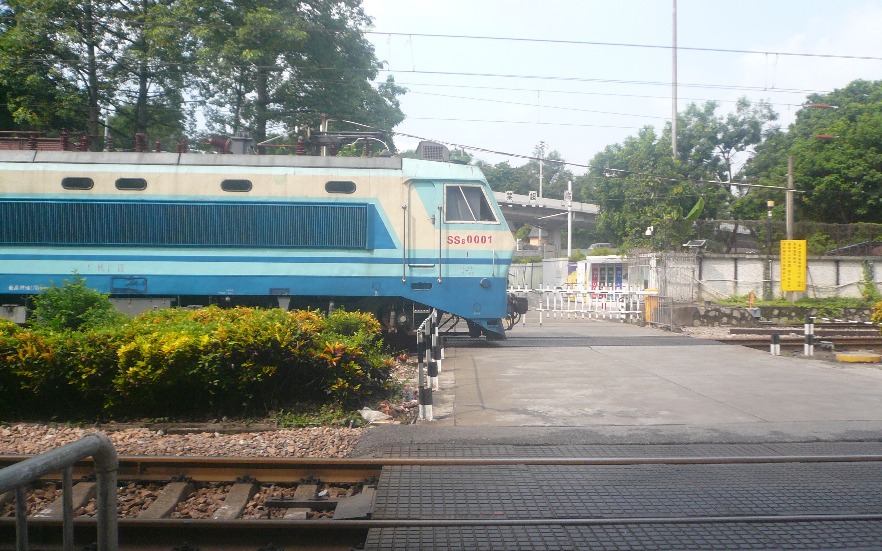 广铁广段ss8-0001牵引郴州临客k6632次 广州东-郴州 通过射击场道口