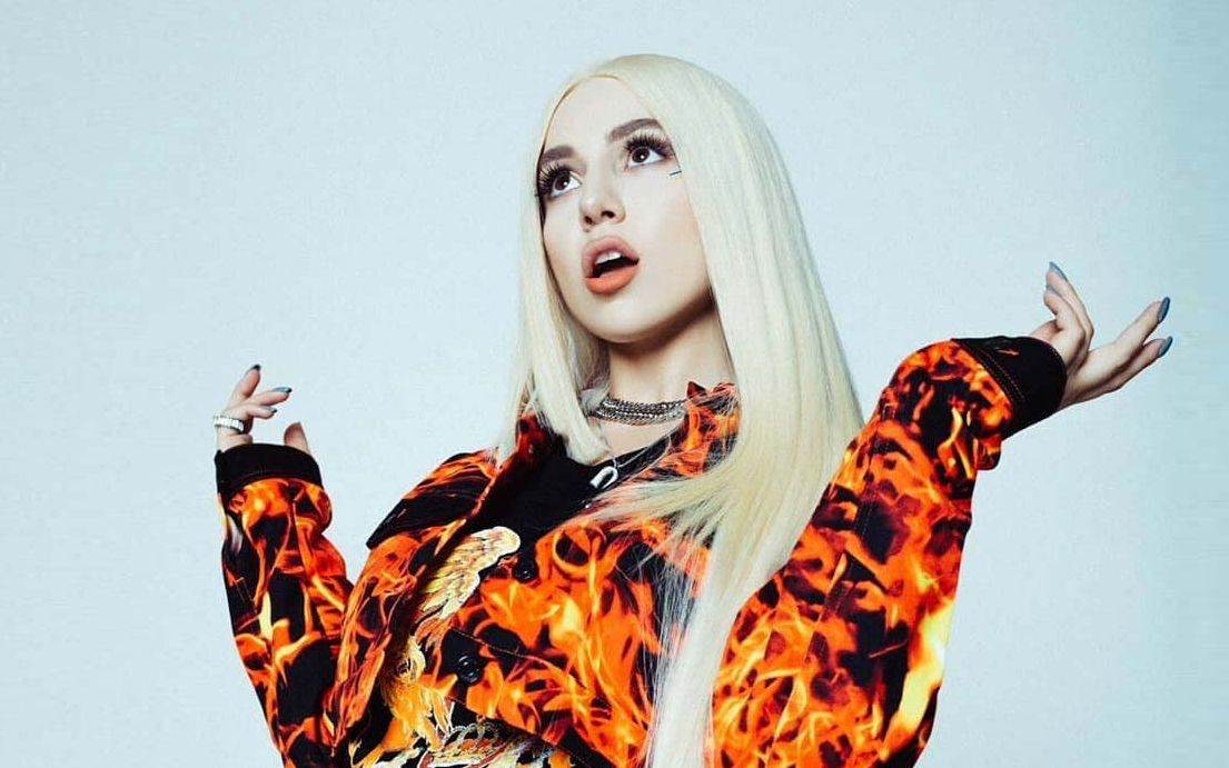 ava max - 疫情隔离期间在家演唱 kings & queens 不插电版_哔哩哔哩