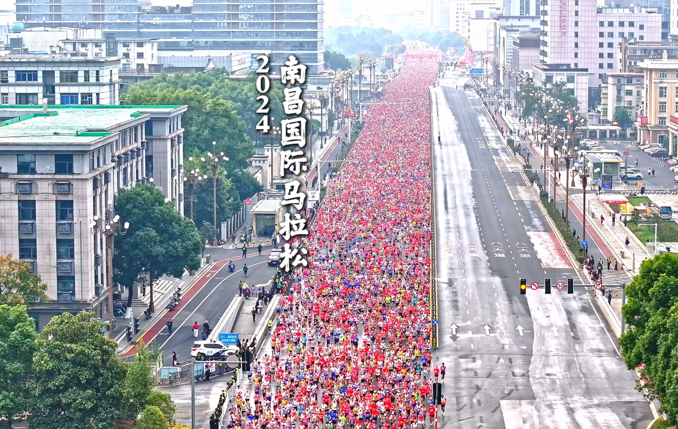 跟着马拉松打卡南昌地标.八一大道、八一大桥、滕王阁、黑白猫、南昌舰、省博、秋水广场、南昌之星摩天轮、简直不要太震撼!哔哩哔哩bilibili