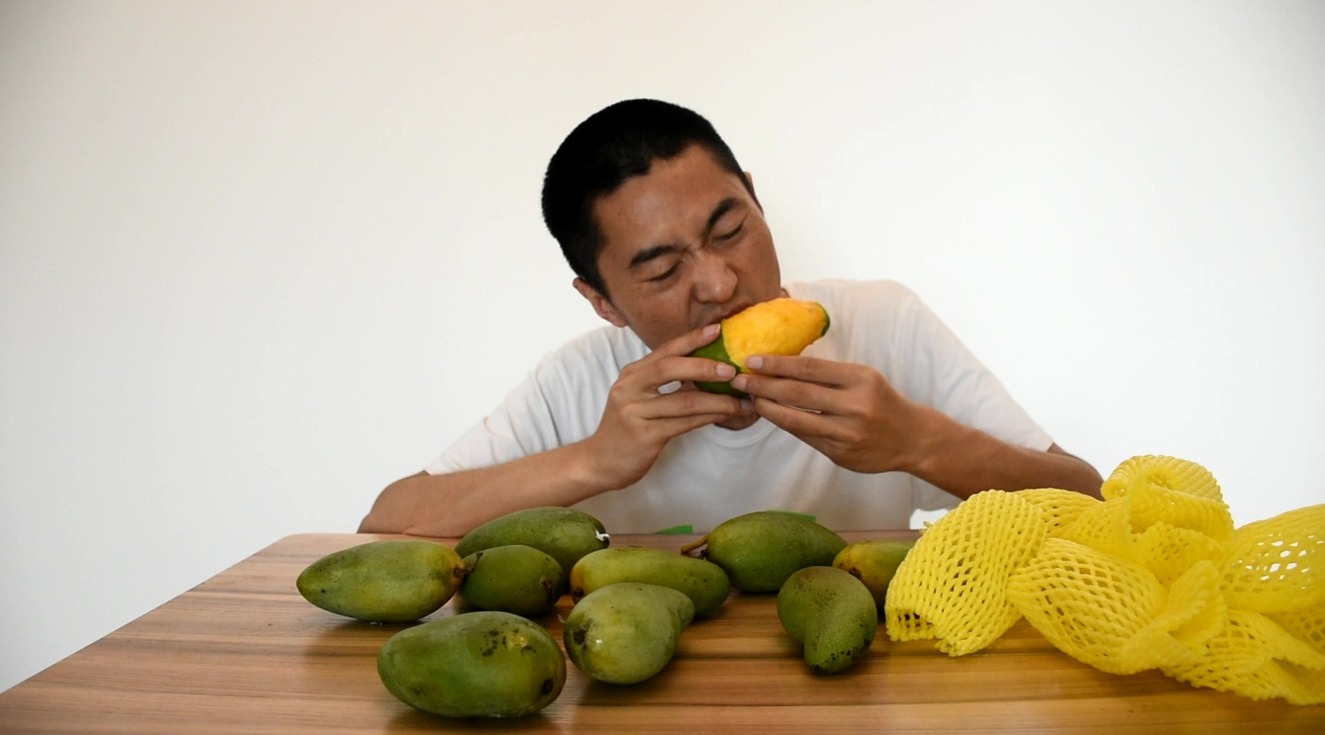 北方小伙试吃青芒果,用嘴啃皮