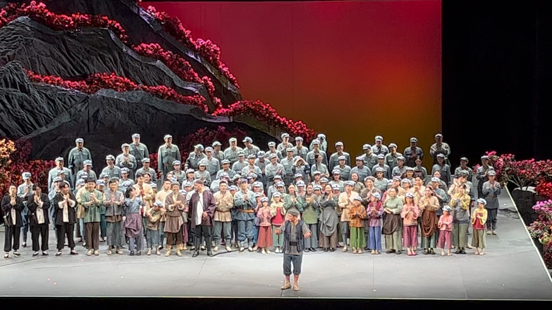 231126《映山红》谢幕(雷佳大型比心现场)