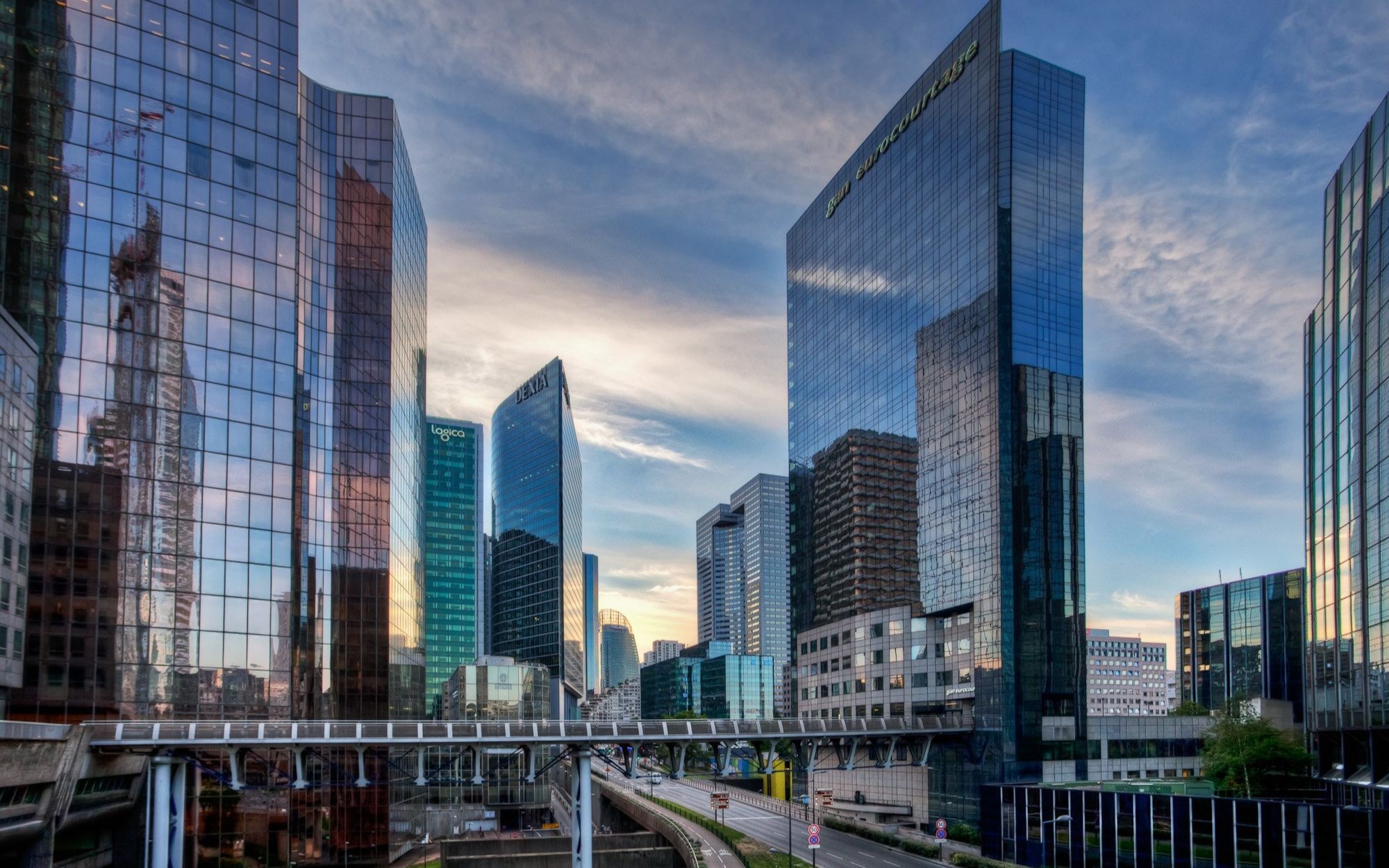 巴黎城市拉德芳斯区摩天大楼tour cbx窗户上的白云倒影