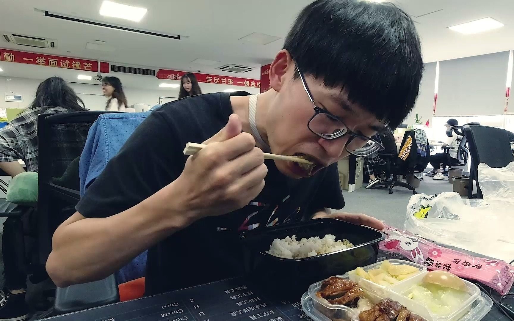 杭州打工小伙办公室吃外卖,13元脆皮烧鸭饭一顿刨,同事馋坏了