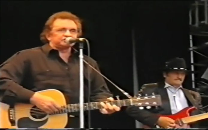 [图]1994年，62岁的Johnny Cash在英国Glastonbury音乐节上表演《Ghost Riders in the Sky》，人声苍茫浑厚，琴声绵延悠长