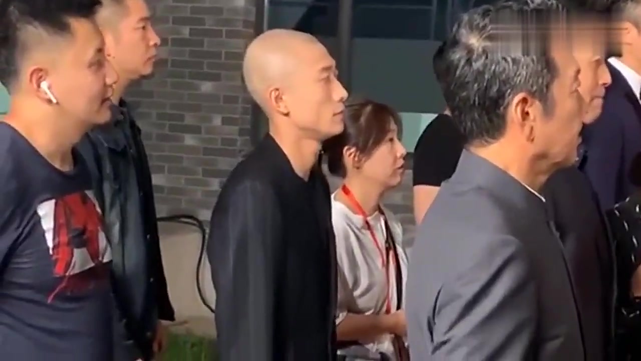 张一山光头有多帅反光的额头衬托出立体的五官堪称痞帅第一人