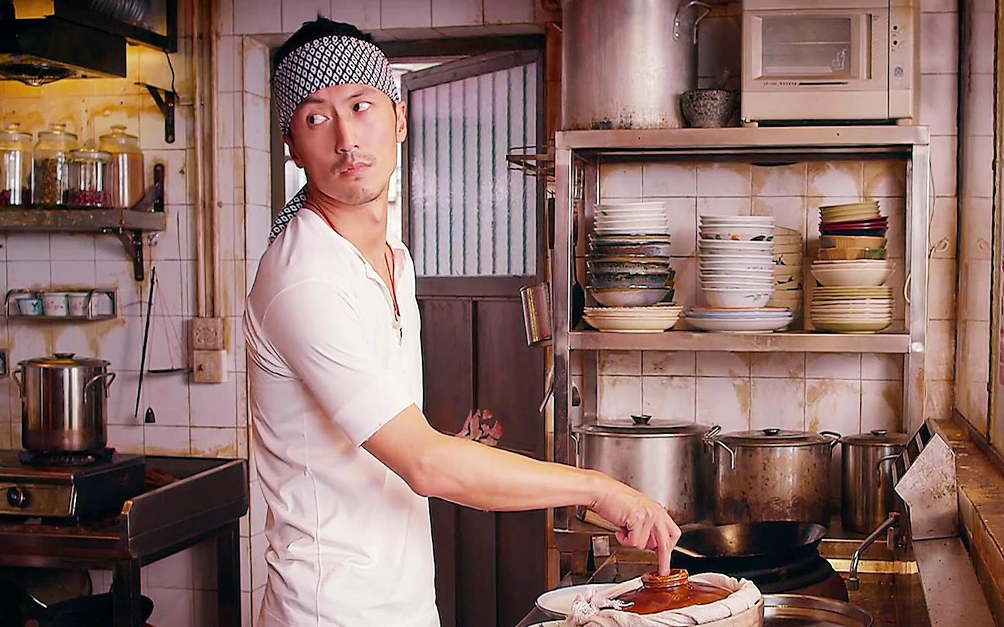 决战食神:谢霆锋牛刀小试,一份三杯鸡焖米,主持人忍不住要偷吃