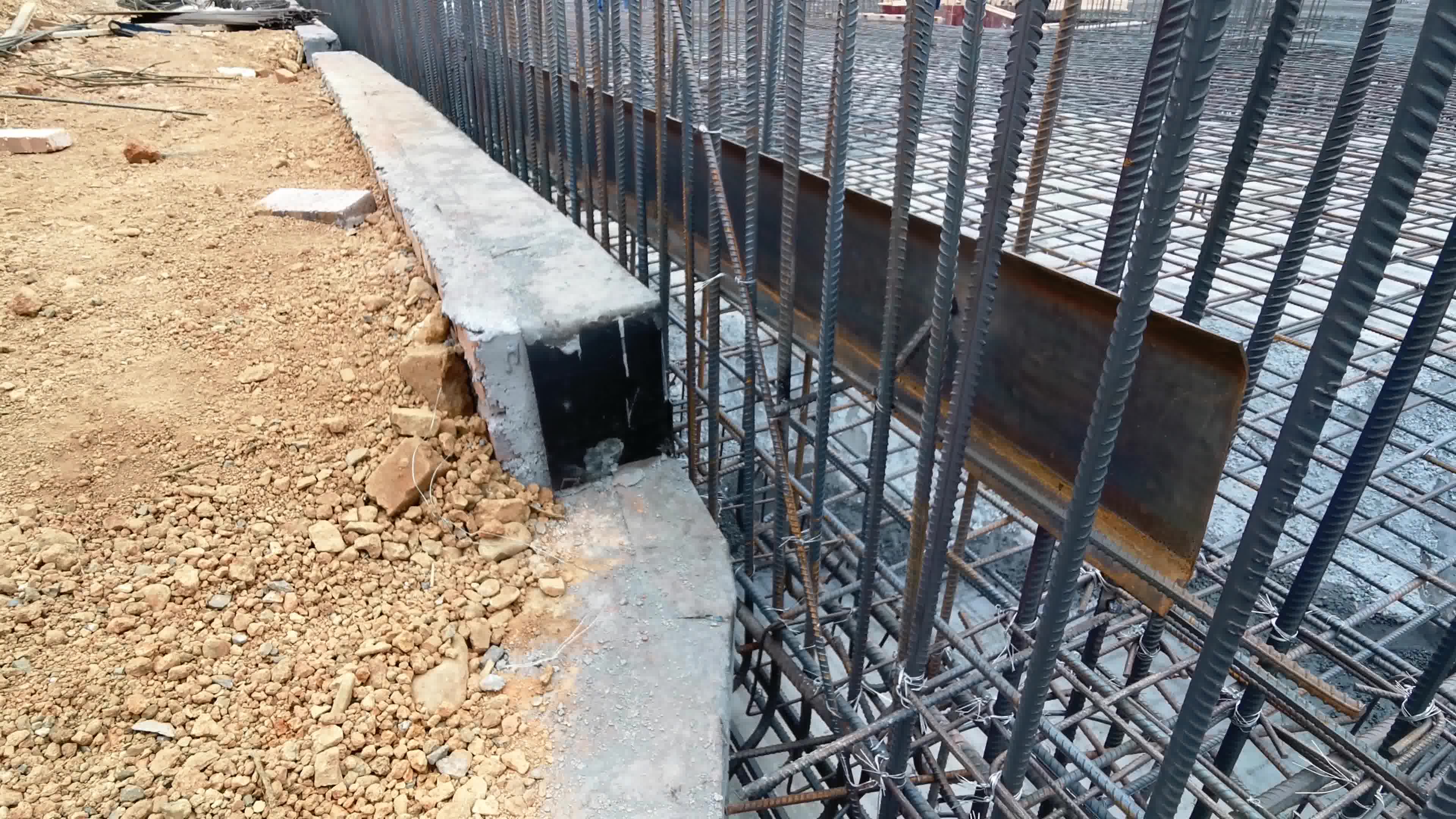 外墙止水钢板遇箍筋处理措施