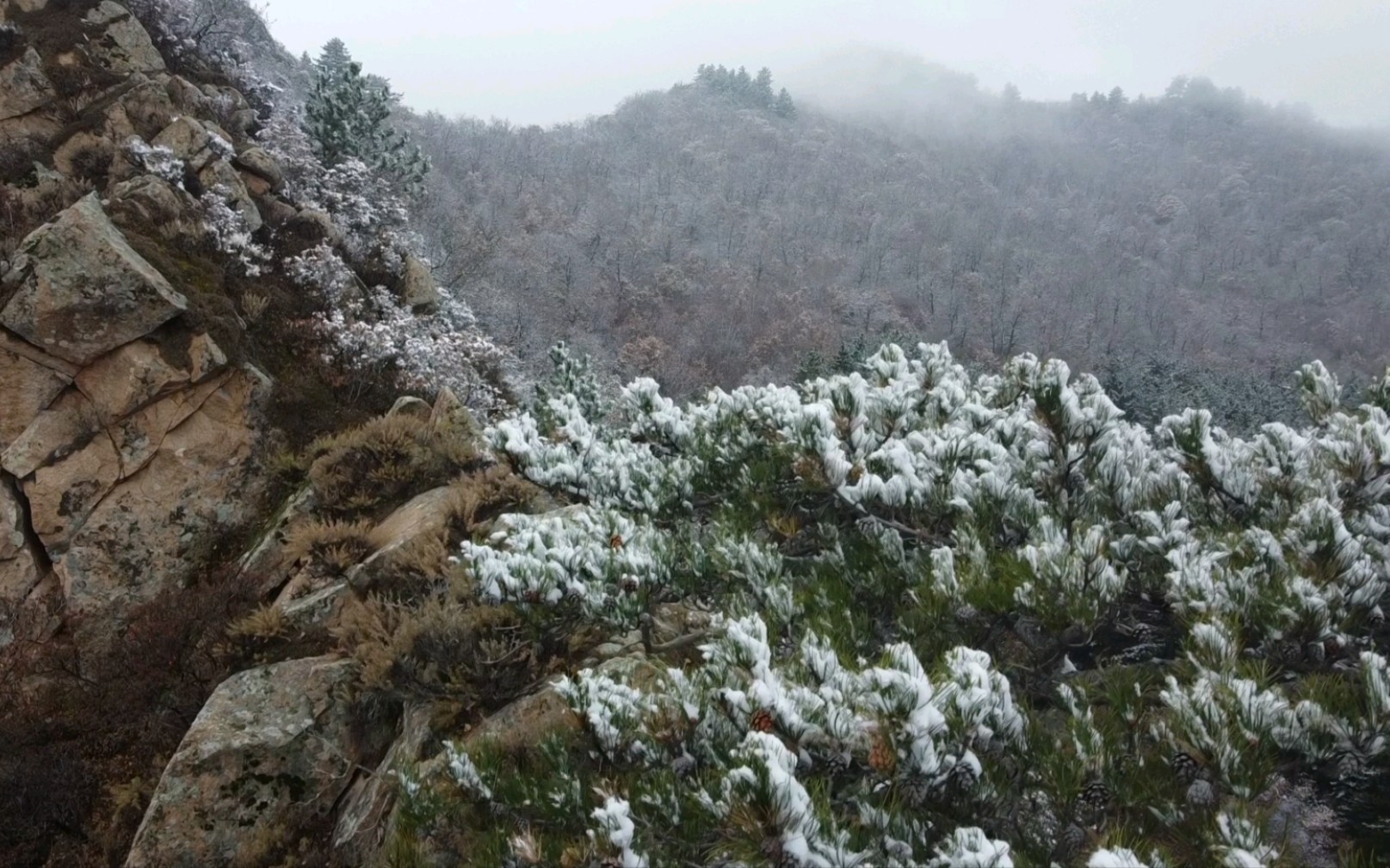 喀喇沁锦山马鞍山秋天的第一场雪
