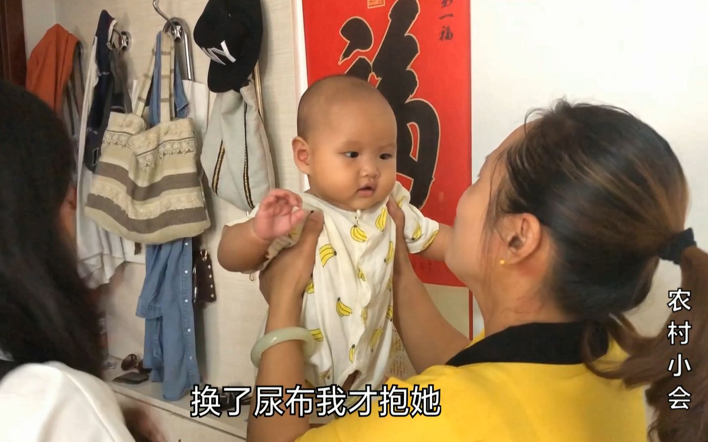 宝宝拉了哥哥一身粑粑，还没来得及清理，姑姑抱着孩子就亲不嫌弃