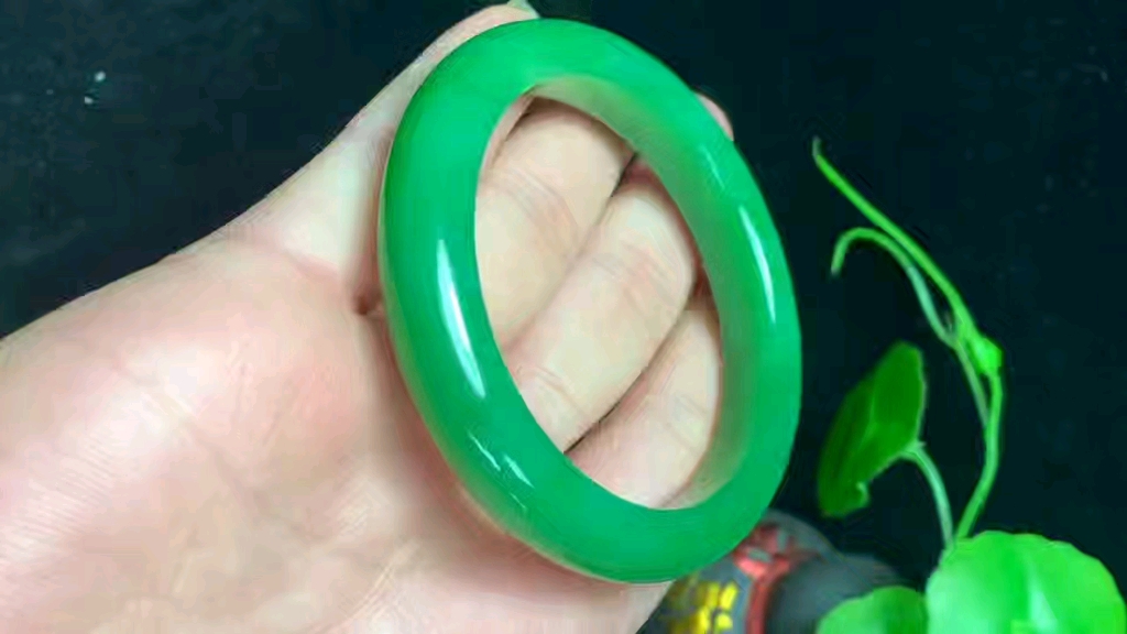 和田玉碧玉阳绿手镯53mm内径,俄碧老料玉质细腻脂粉油性十足色泽鲜艳