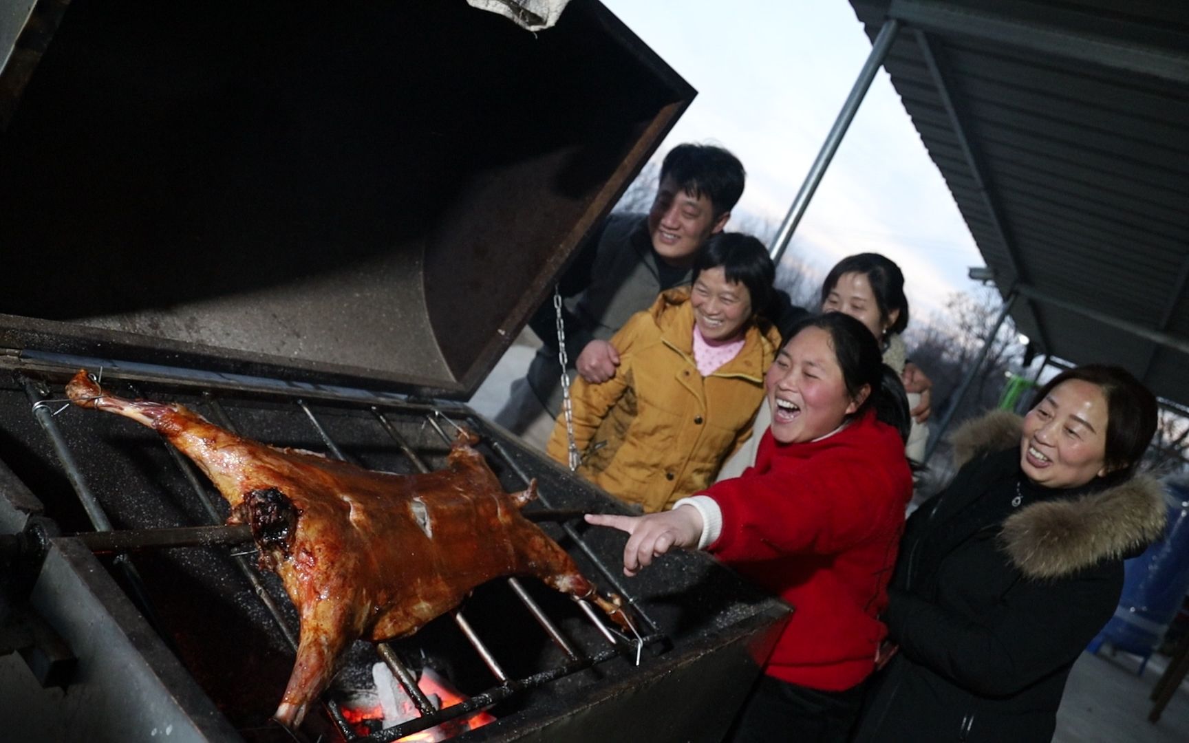 胖妹请客下馆子,1800烤只整羊,外酥里嫩,好吃到嘴角流油,过瘾哔哩哔哩bilibili