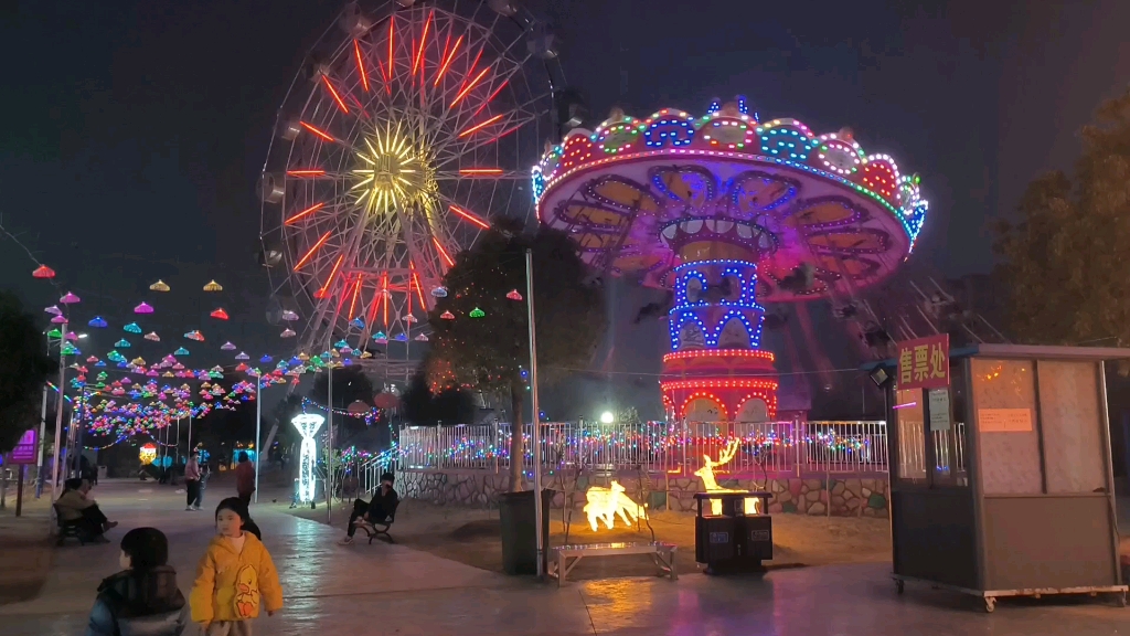 打卡利辛县游乐场夜景,摩天轮释放出五颜六色的光圈,真是太美了了!