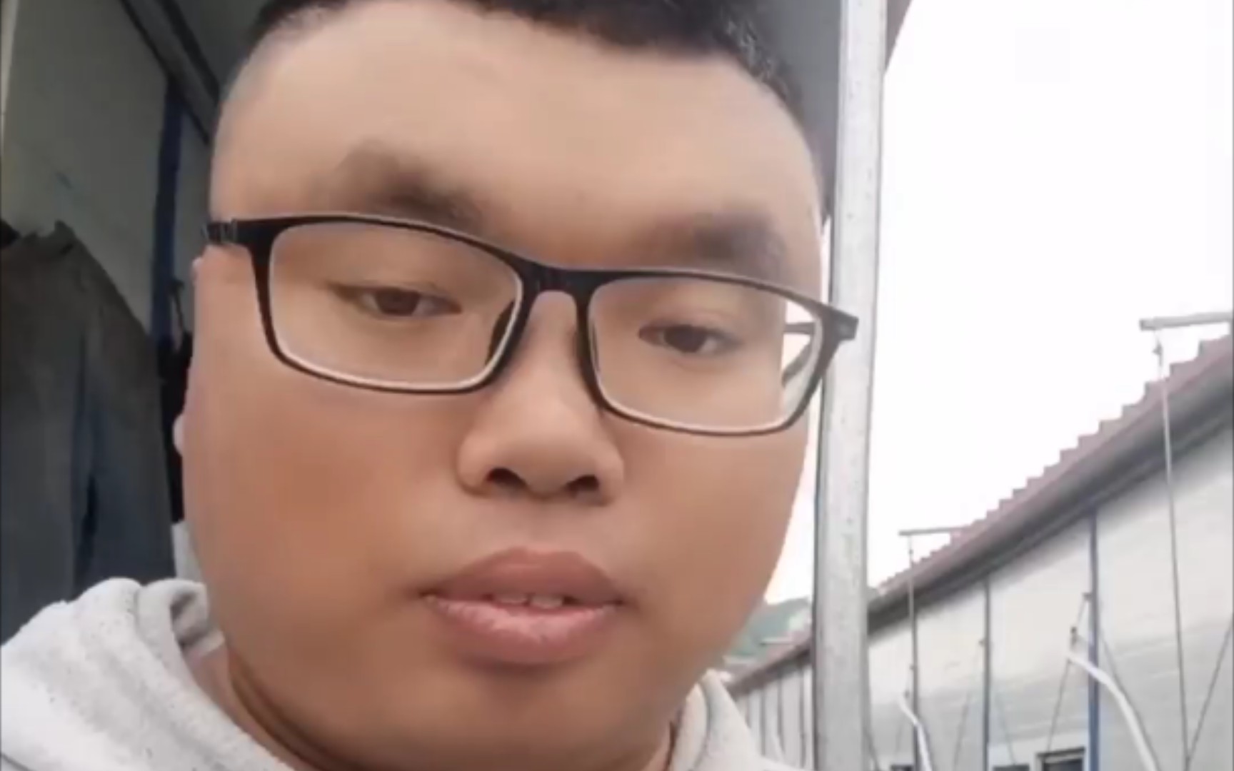 贵州小黑喝旺仔牛奶