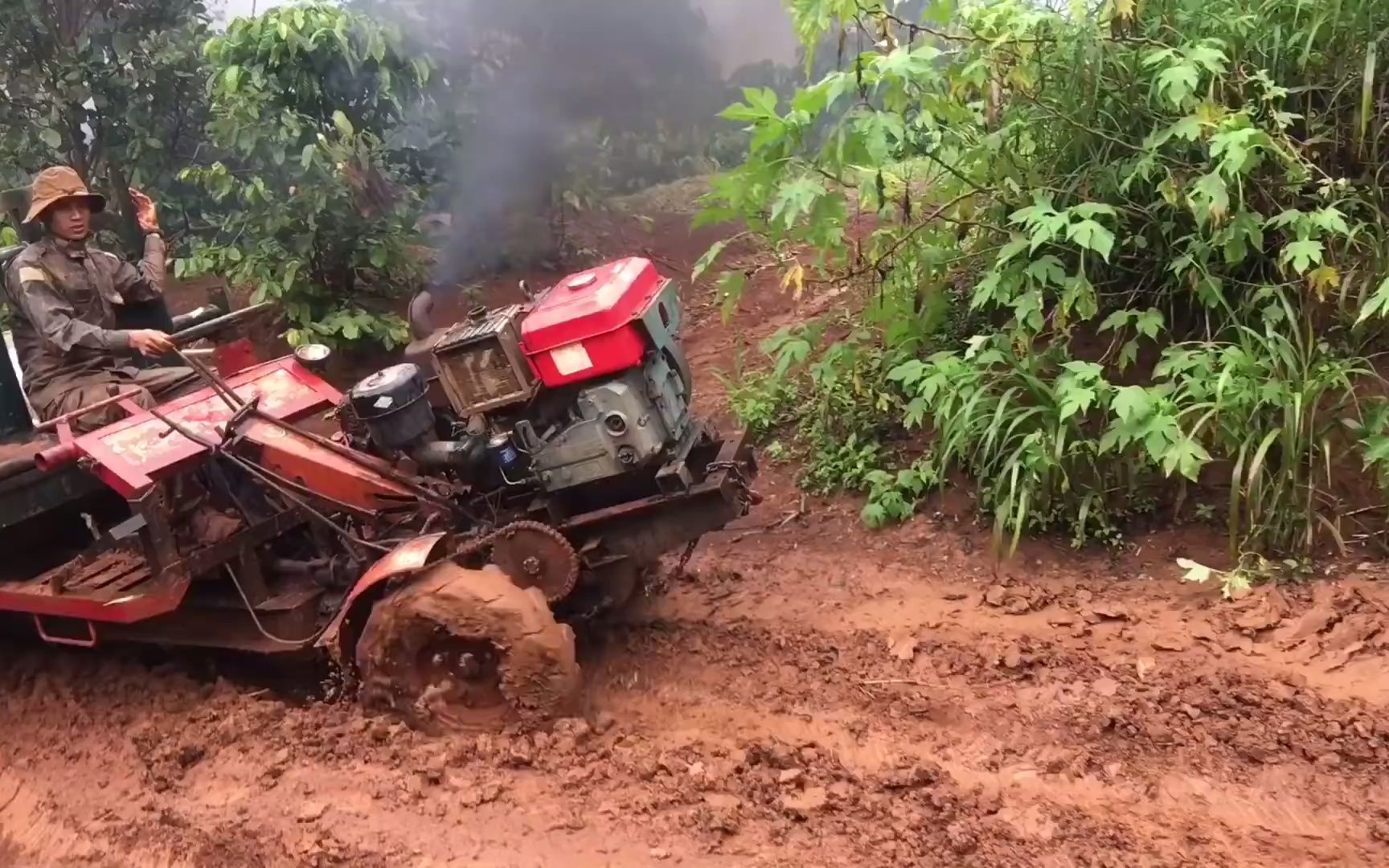 [图]拖拉机 泥泞地行走