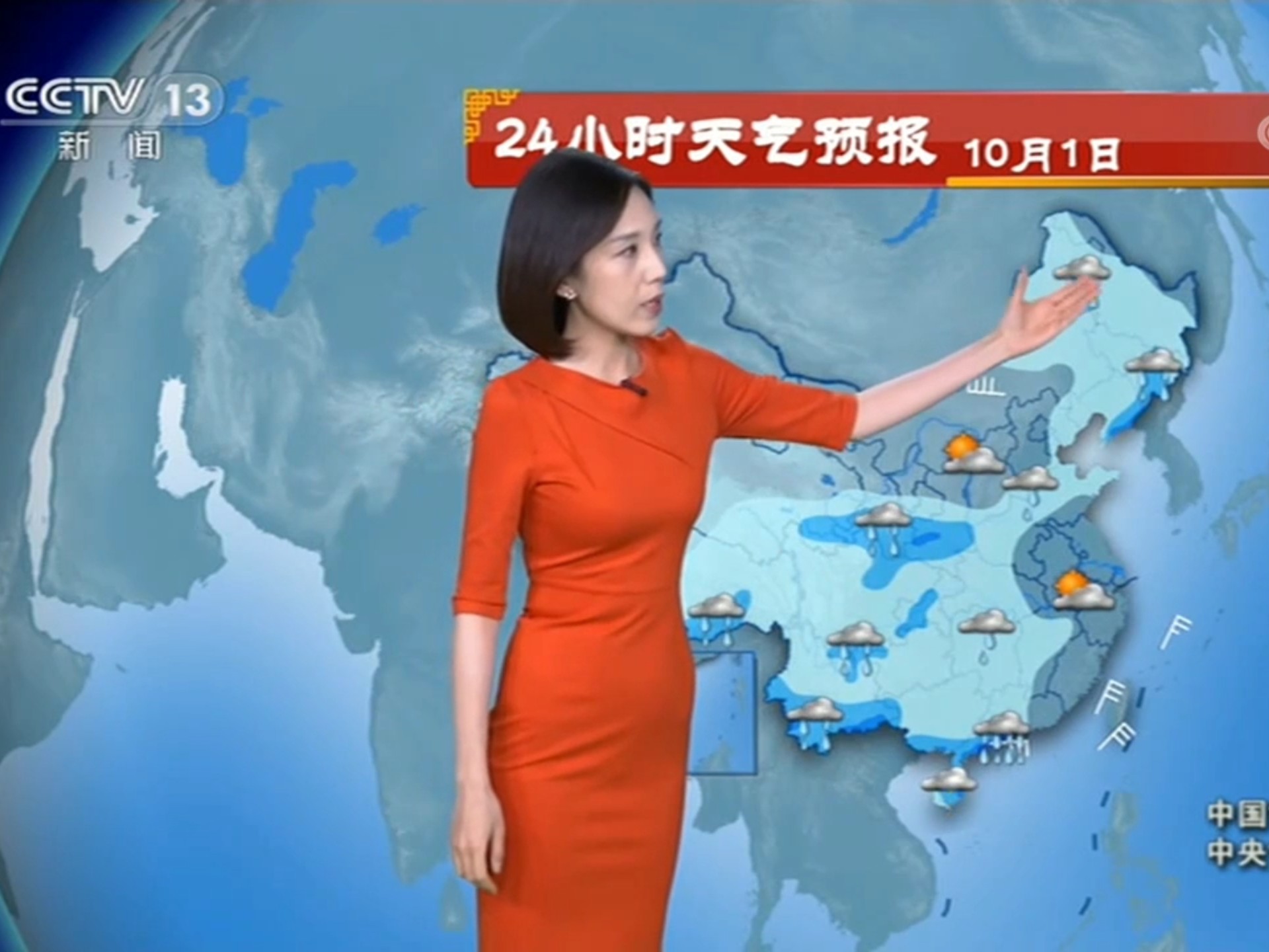 孙凡迪红色紧身裙包裹着身体,展现出迷人的曲线