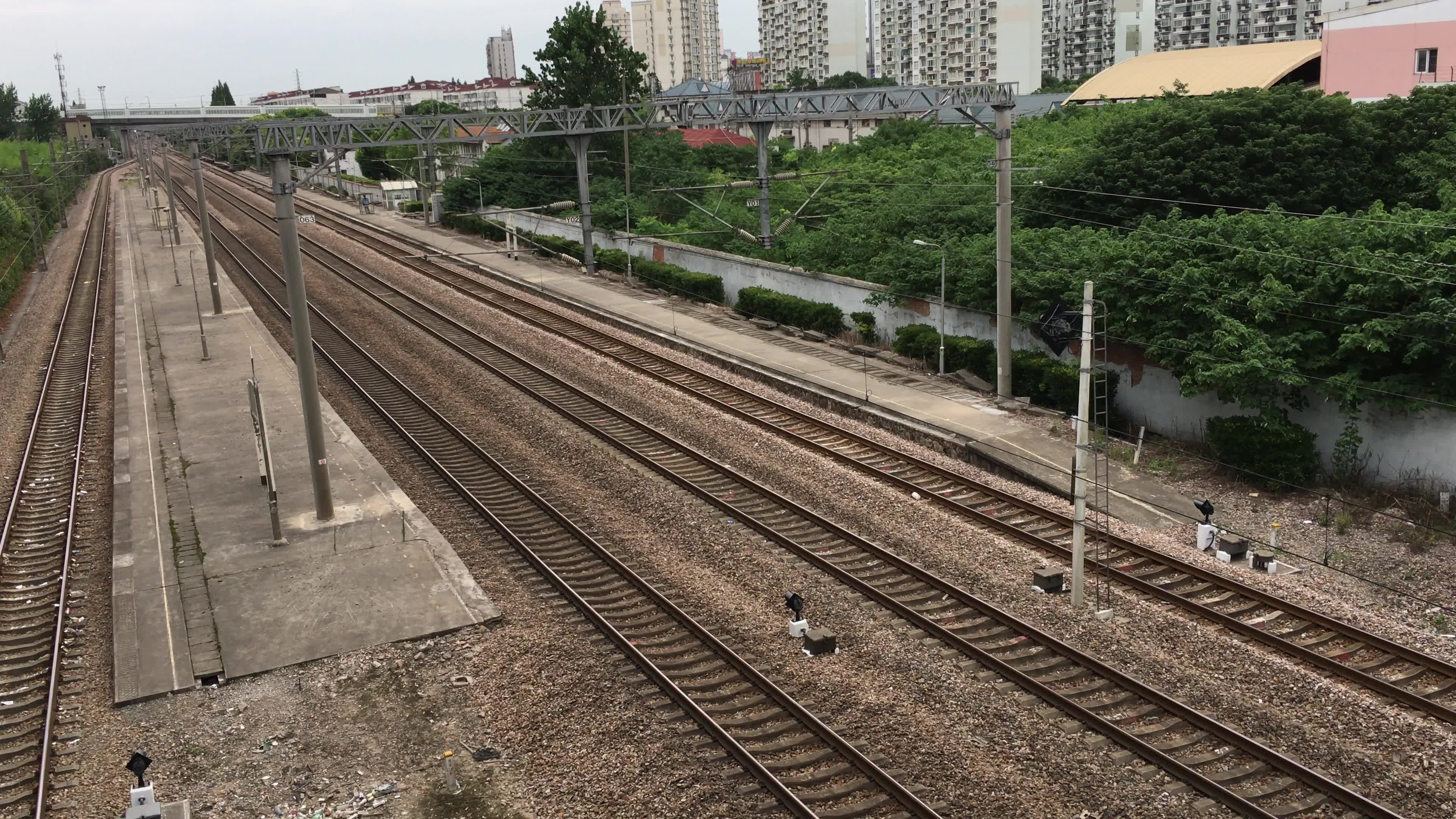 某快速列车通过沪昆铁路莘庄站