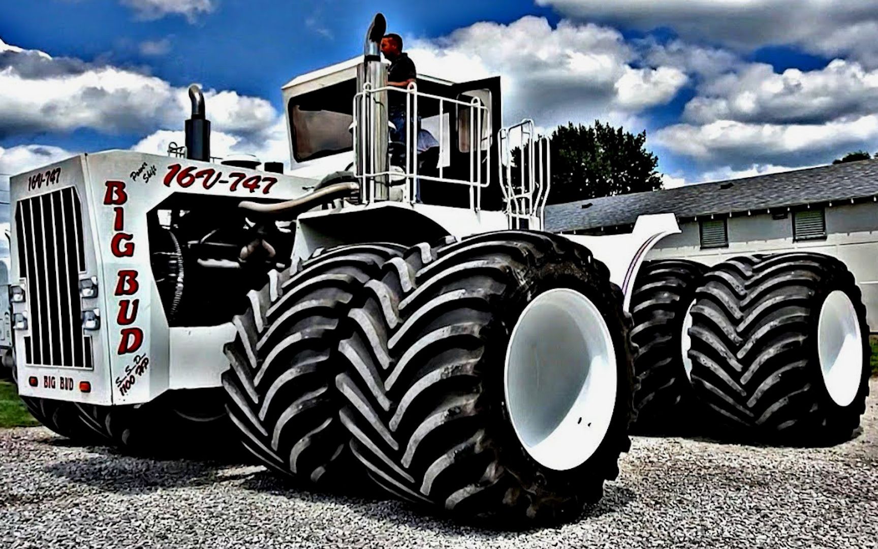 世界上最大的拖拉机,轮胎都比姚明高24厘米,全球仅此一辆!