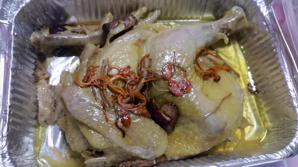 这也太好吃了,药膳蒸鸡!呜呜呜,快乐就是这样简单,吃肉就能快乐!