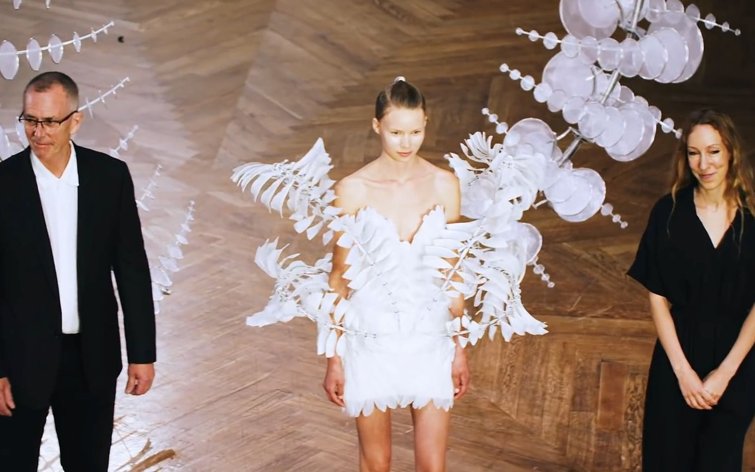 【Iris Van Herpen】艾里斯ⷨŒƒⷨ𗦜쥎†年经典作品集哔哩哔哩bilibili