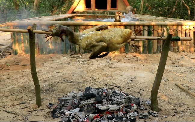 野外挖完地穴,泳池洗个澡,开始享受美味的烤鸭