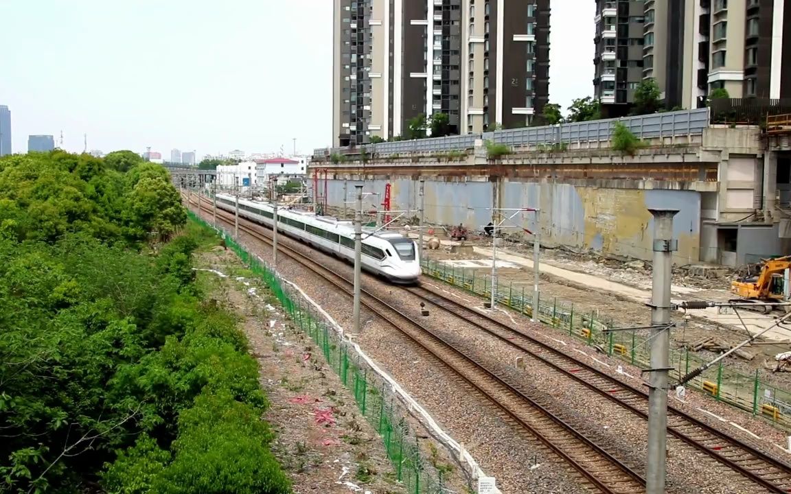 上海金山城际铁路crh6f列车通过莘庄站,去春申站方向