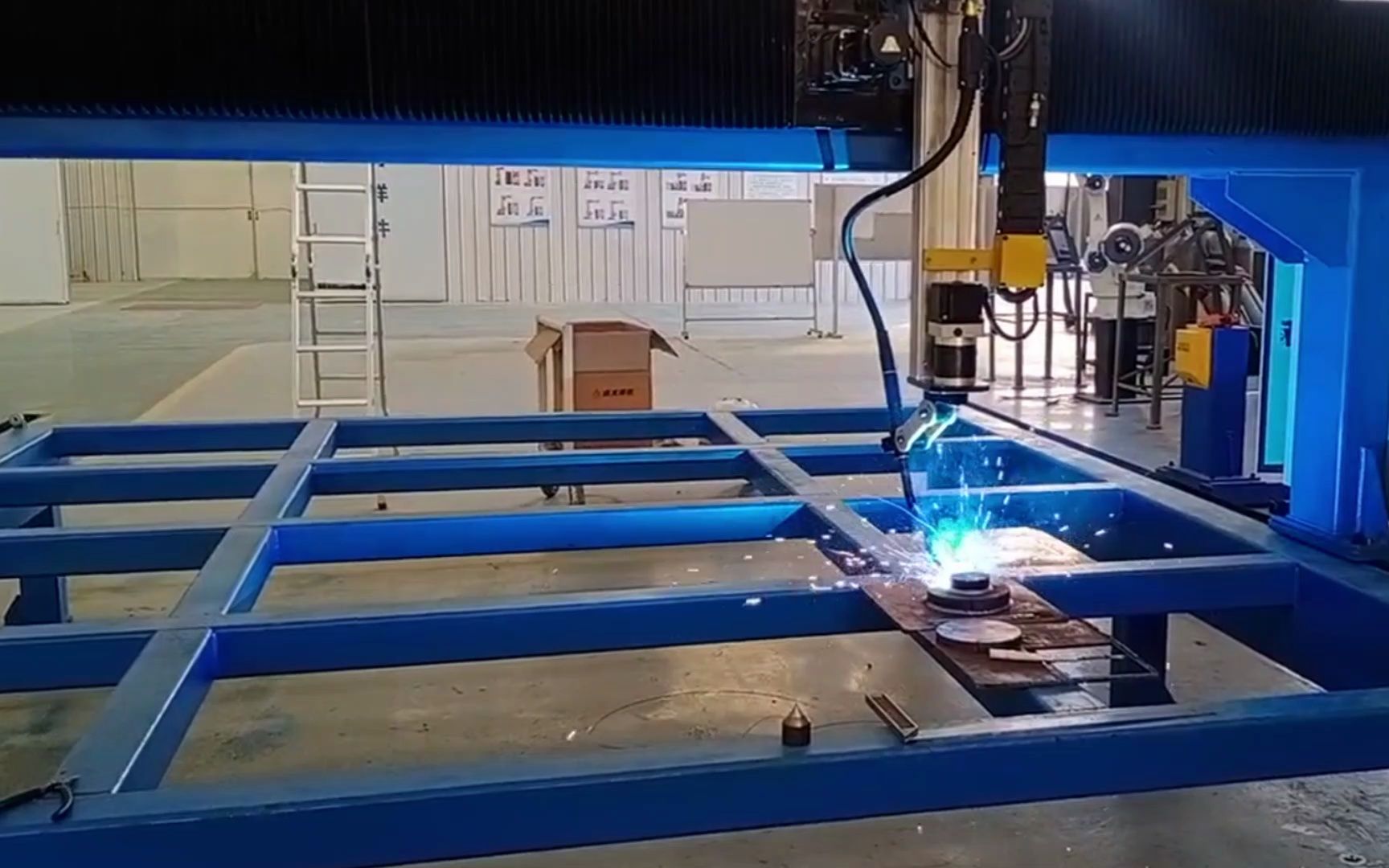 龙门导轨焊接机器人焊接现场实拍