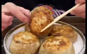 Télécharger la video: 三大爷堂食合集  她去外面吃饭一样很有食欲!门钉肉饼卤煮饺子