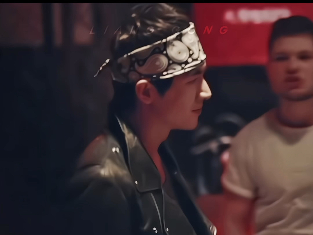 林更新|戴头巾穿皮衣帅的也太超前了吧!港风大佬即视感!