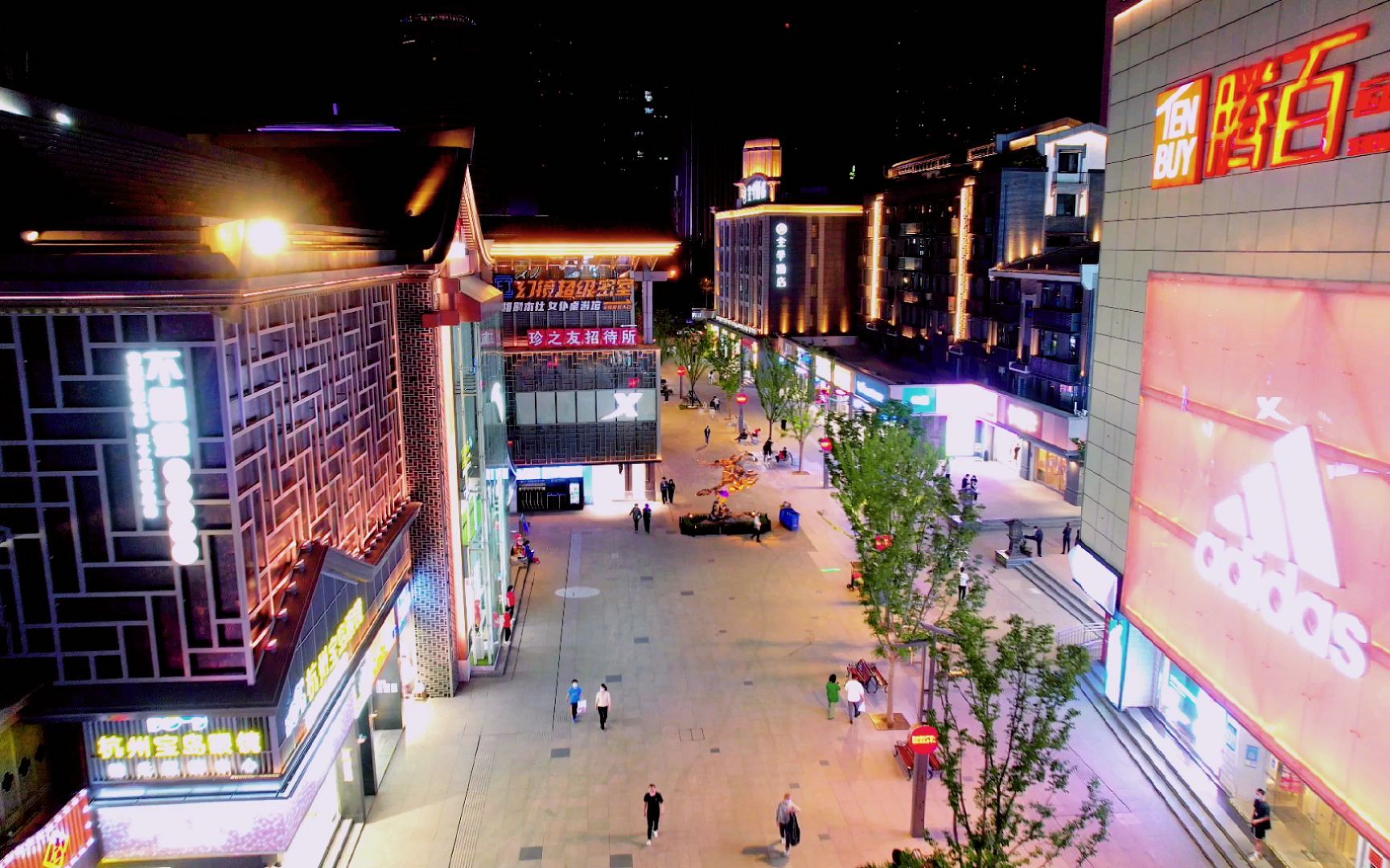 合肥淮河路步行街夜晚灯火辉煌游客稀少看不到热闹场景