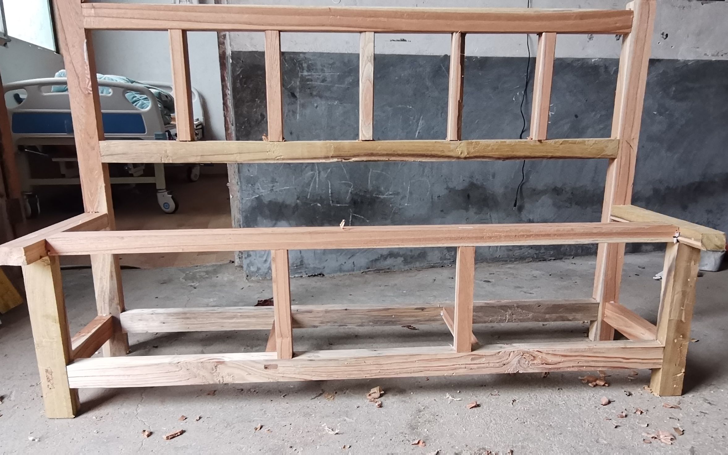 榫卯结构老式床头制作都啥年代了还有人这么怀旧